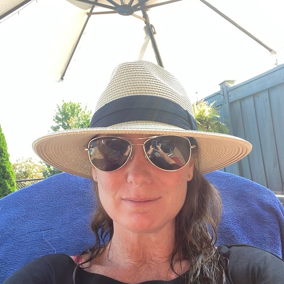 Meet your Posher, Liz - Picture 3 of 3